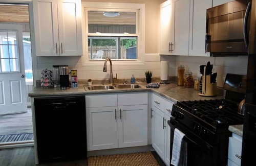 Newville House | NEW! Blue Door Escape ~ Fully Updated w/ Sunroom