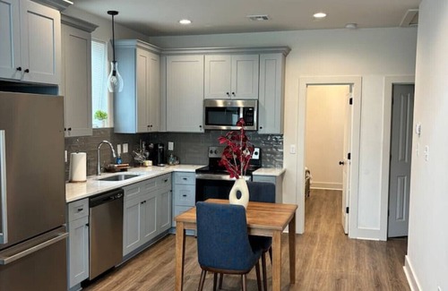 Lafayette House | NEW-Blues House-King Bd-Luxury Amenities-Fast WiFi