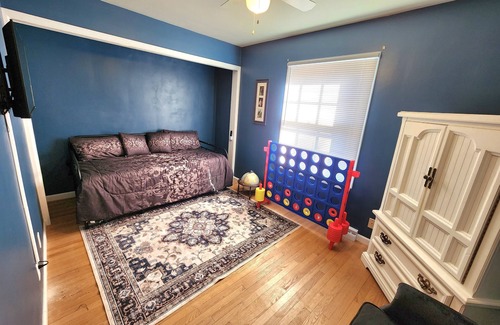 Racine House | ☆NEW☆ Bridgerton House, Private Pool, 4 bed, 3 bath, near beach and zoo.