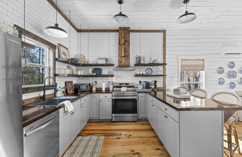 Sautee Nacoochee Cabin | NEW! Bright, Family-Friendly 4-bed cabin w/firepit, outdoor dining & games!