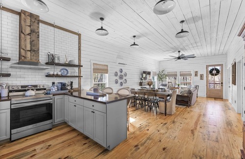 Sautee Nacoochee Cabin | NEW! Bright, Family-Friendly 4-bed cabin w/firepit, outdoor dining & games!
