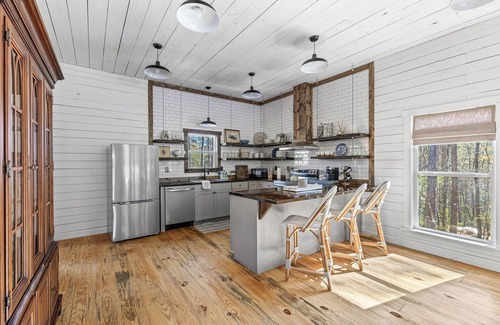 Sautee Nacoochee Cabin | NEW! Bright, Family-Friendly 4-bed cabin w/firepit, outdoor dining & games!