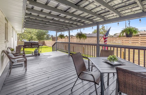 Lake Charles House | New-Bright-Stylish-City Center 4 Bedroom 3 Bath Home with Office