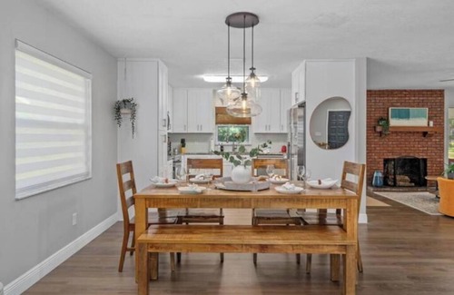 Crystal River House | NEW-Bring Your Boat-Family Fun Oasis-Near Springs-Huge Yard-Game Room-Spa-EV