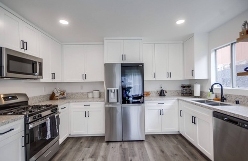 Lakeside House | NEW-Bubbling Wells Retreat: Modern 3bd home w/garage, central AC + backyard for entertaining!