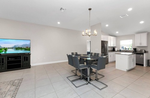 North Port House | New Build 4 BR. 2 BA. Retreat Near Warm Mineral Springs & Beaches. Family choice