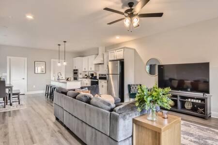 South Nashville House | New Build 5 min to Broadway Sleeps 10