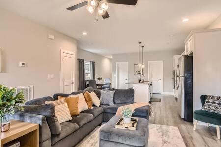 South Nashville House | New Build 5 min to Broadway Sleeps 10