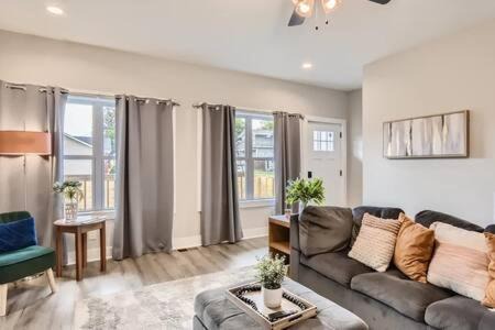 South Nashville House | New Build 5 min to Broadway Sleeps 10