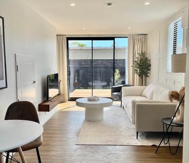 Christchurch Apartment | New build City Townhouse & Gated Car Park