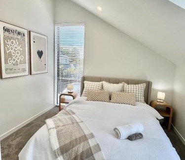 Christchurch Apartment | New build City Townhouse & Gated Car Park