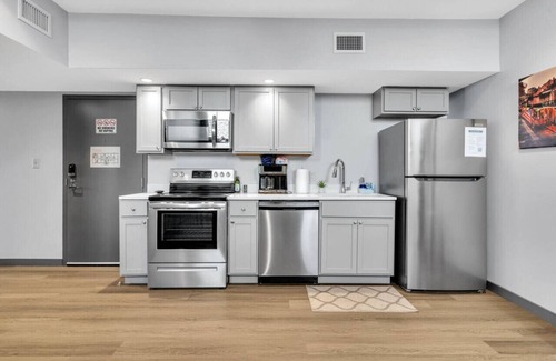 New Orleans Hotel | New Build Cozy Haven Near FQ/Frenchman + Parking