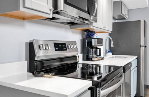 New Orleans Hotel | New Build Cozy Haven Near FQ/Frenchman + Parking