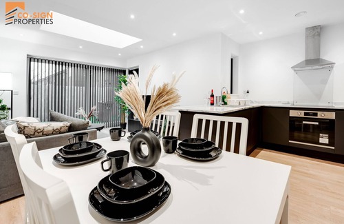 Manchester House | New Build Haven - Close to City Centre - Etihad Stadium - Private Drive Parking
