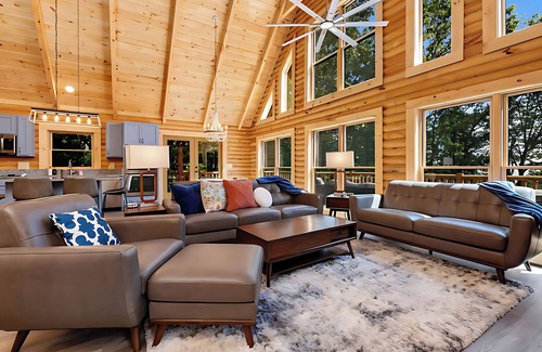 Chestnut Springs Cabin | New Build! Log Cabin with Hot Tub in Wintergreen