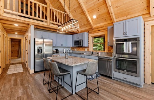 Chestnut Springs Cabin | New Build! Log Cabin with Hot Tub in Wintergreen