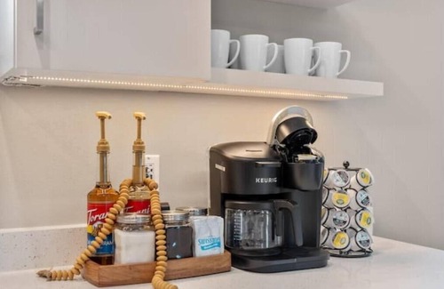 Lower East Side Apartment | New built w/free parking off Brady St. Fiserv Forum, Summer Fest and Lakefront!