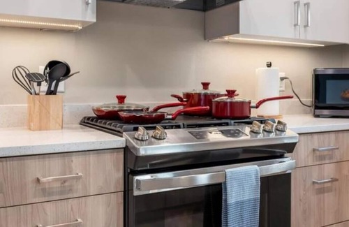 Lower East Side Apartment | New built w/free parking off Brady St. Fiserv Forum, Summer Fest and Lakefront!