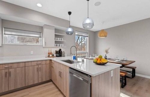 Lower East Side Apartment | New built w/free parking off Brady St. Fiserv Forum, Summer Fest and Lakefront!