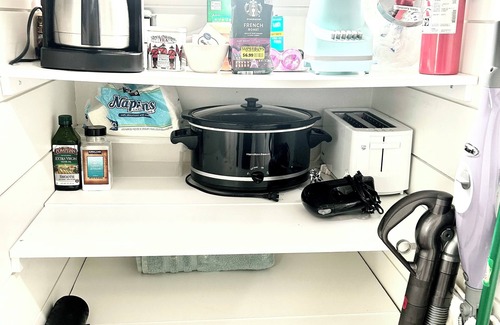 Kedron Cabin | NEW CABIN ~HOT TUB IN THEATER~1 QUIET ACRE ~HIKING ~FIRE PIT ~KING SUITES