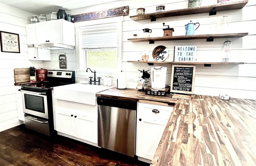 Kedron Cabin | NEW CABIN ~HOT TUB IN THEATER~1 QUIET ACRE ~HIKING ~FIRE PIT ~KING SUITES