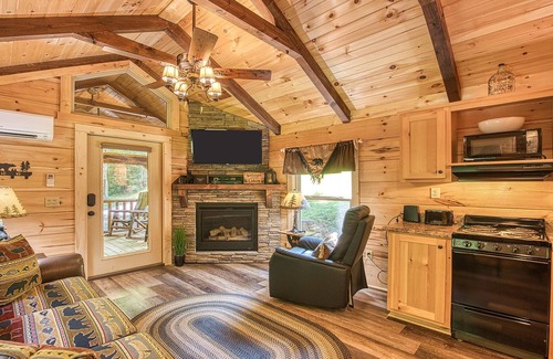 Maggie Valley Cabin | New Cabin on the creek, catch your trout, firepit, and near ski resort
