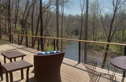Faber House | NEW Cabin Overlooking the Rockfish RIver Heart of Nelson! Be 1st to Book!