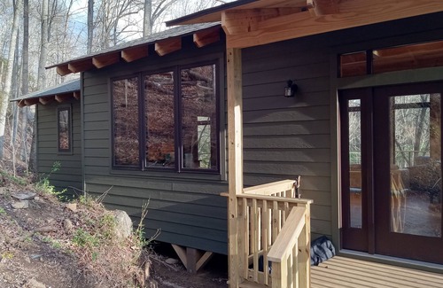 Faber House | NEW Cabin Overlooking the Rockfish RIver Heart of Nelson! Be 1st to Book!