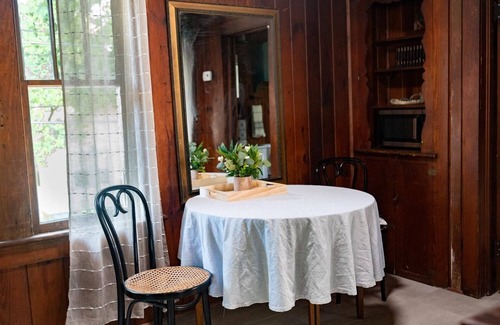Live Oak House | New! Cabin Vibes in the City | Off-street Parking | Near Hospitals| Monthly Stay