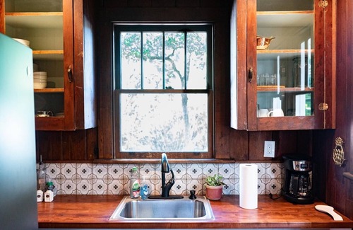 Live Oak House | New! Cabin Vibes in the City | Off-street Parking | Near Hospitals| Monthly Stay