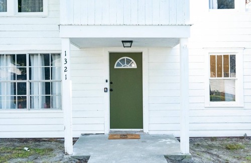 Live Oak House | New! Cabin Vibes in the City | Off-street Parking | Near Hospitals| Monthly Stay