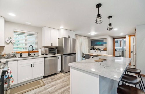 Ashford Cabin | New cabin with mountain views - 5 miles from Mt. Rainier National Park entrance.
