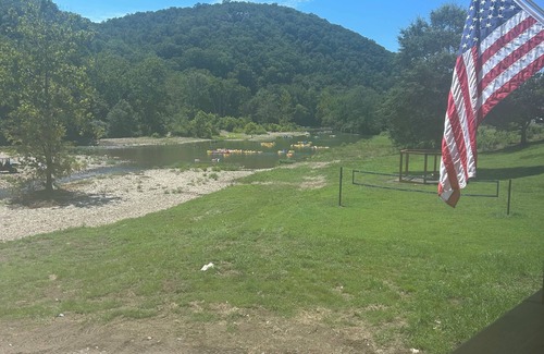 Glenwood Cabin | NEW. CADDO SHACK on caddo river bank in gated community.