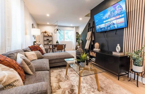East Hollywood House | New Calm & Cozy 2bd Townhome 10 min from Universal