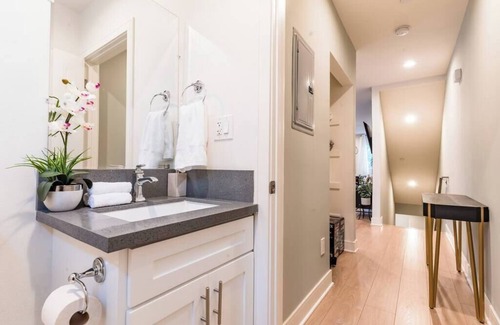 East Hollywood House | New Calm & Cozy 2bd Townhome 10 min from Universal