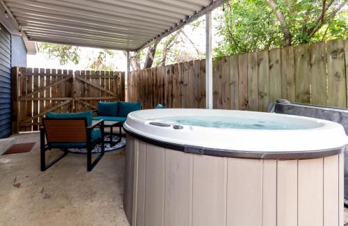 Woodbine House | NEW Casa Azul - 2 king Beds Yard HOT TUB!