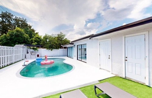 Driftwood House | NEW! Casa Lucia 5BR Home w/Pool Near Hard Rock Casino