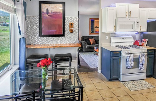 Glenwood Springs Condo | New Castle’s Kings & Queens · 2 Kings + 2 Queen Sofas · Mtn Views-Near Glenwood