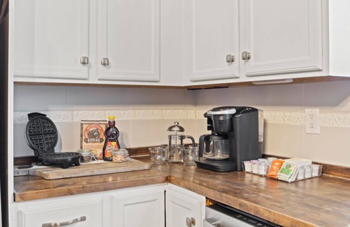 Cayuga House | NEW Cayuga Lake, Hot Tub, Dog Friendly, Wine Trail