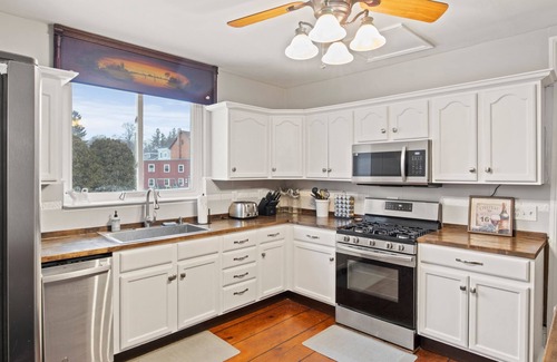 Cayuga House | NEW Cayuga Lake, Hot Tub, Dog Friendly, Wine Trail