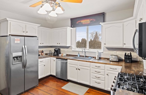 Cayuga House | NEW Cayuga Lake, Hot Tub, Dog Friendly, Wine Trail