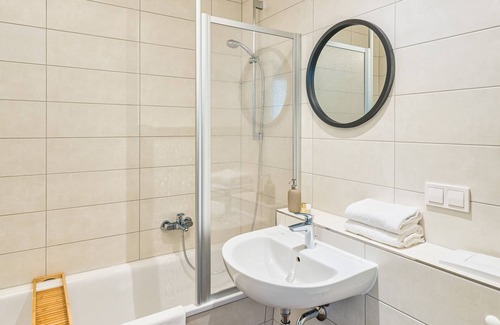 Friedrichstadt Condo | NEW/Central/Balcony/WIFI/Parking/Netflix/Nespresso