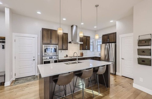 Northfield House | New Central Park Home! Near DIA,20mins to Downtown