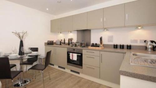 Woking Apartment | New Central Woking 1 and 2 Bedroom Apartments with Free Gym, close to Train Station