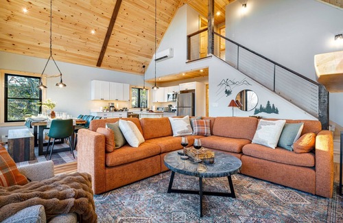 Bethel Ski Chalet | NEW Chalet: MtnViews-Hottub-Sauna-Firepit-GameRm-Playground-DogsOK