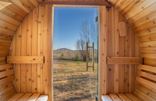 Bethel Ski Chalet | NEW Chalet: MtnViews-Hottub-Sauna-Firepit-GameRm-Playground-DogsOK