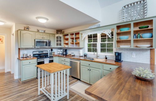 Waynesville House | New- Charming 2-bedroom home with amazing views, minutes to downtown Waynesville