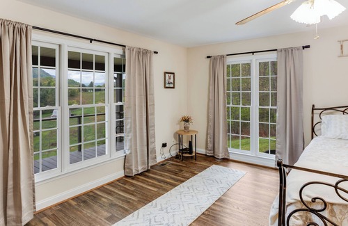Waynesville House | New- Charming 2-bedroom home with amazing views, minutes to downtown Waynesville