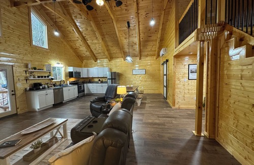 Stanton Cabin | NEW Charming 3-bedroom cabin with WiFi, Hot Tub & ATV trailer parking in RRG