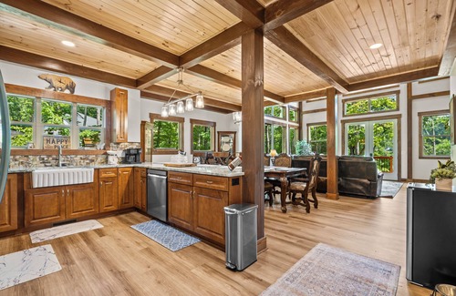 West Union Cabin | NEW Charming family friendly 3-bedroom cabin on serene Lake Keowee with Dock